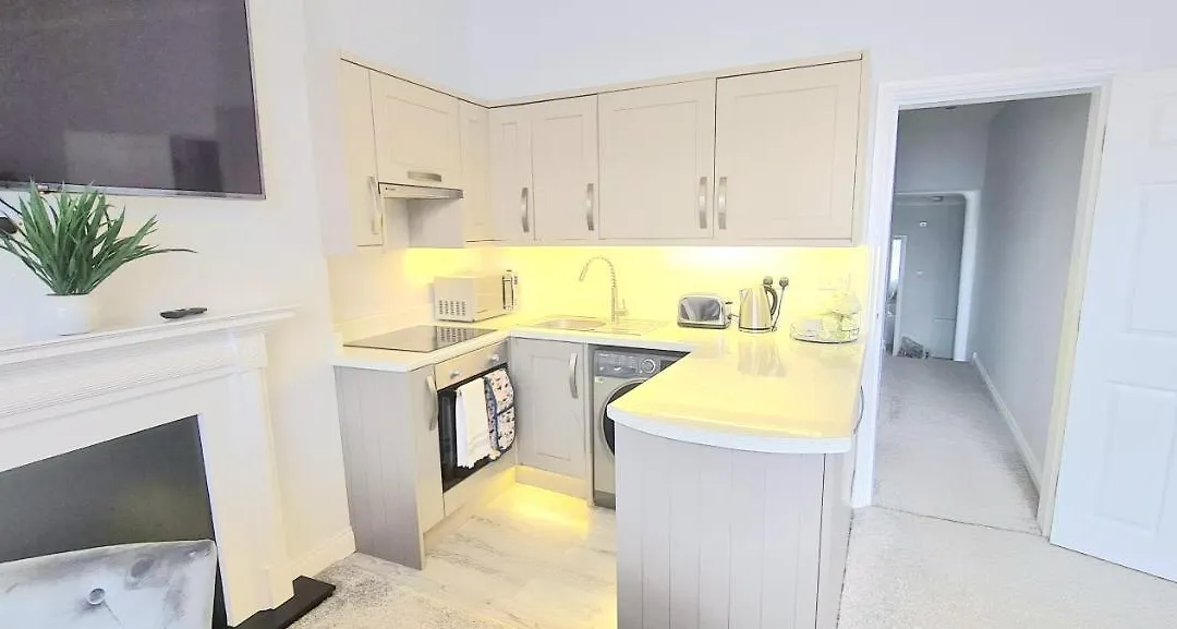 Spacious 3 Bed Flat Near The Sea With Parking-1