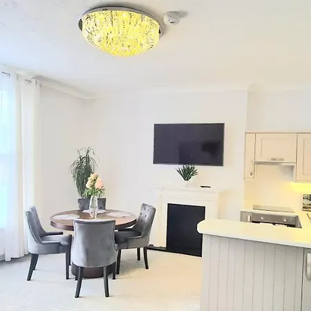 Spacious 3 Bed Flat Near The Sea With Parking-2