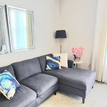 Spacious 3 Bed Flat Near The Sea With Parking-3
