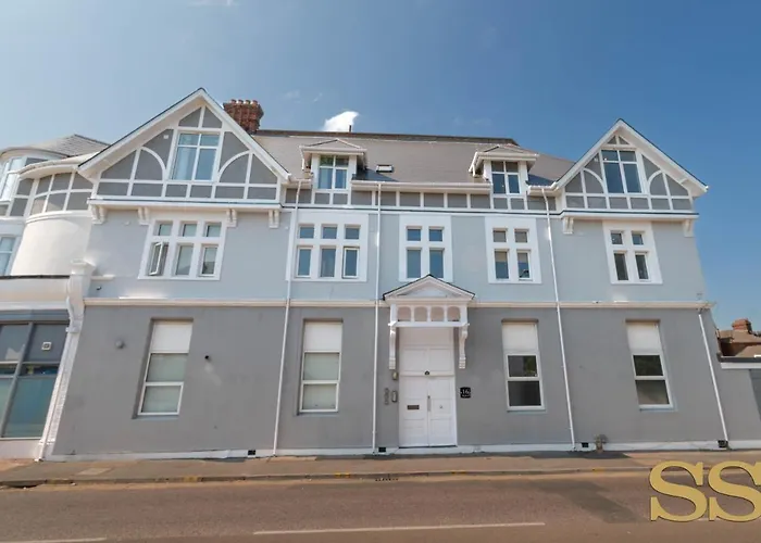 The Hideaway: Beachside Retreat with O2 Academy Access