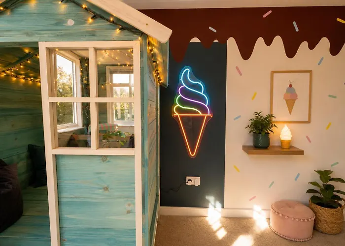 Family Fun! 3 Bedroom- Bournemouth Gem - Near Bournemouth Beach & Town